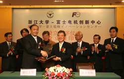 At the signing ceremony, Zhejiang University President Yang (front left) and FHC President Ito (front right)