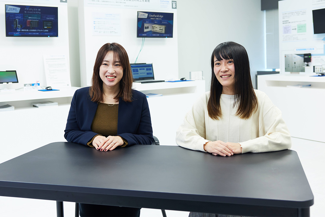 Left : Tomomi Honda, Right : Chisato Ichihara