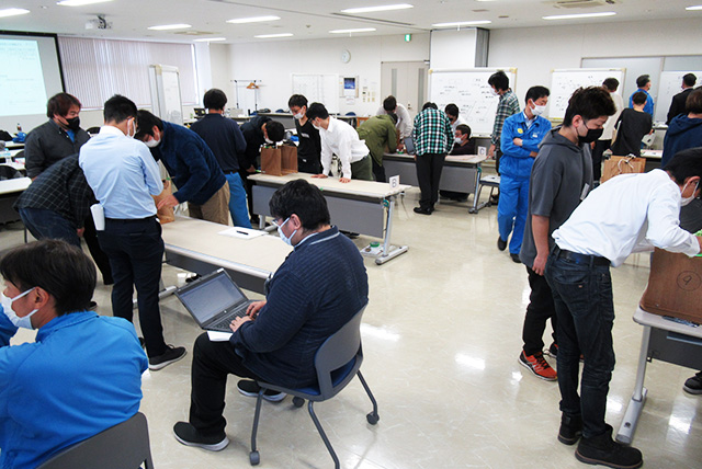 Photo: In a group training session, technicians from different fields rack their brains to tackle a subject