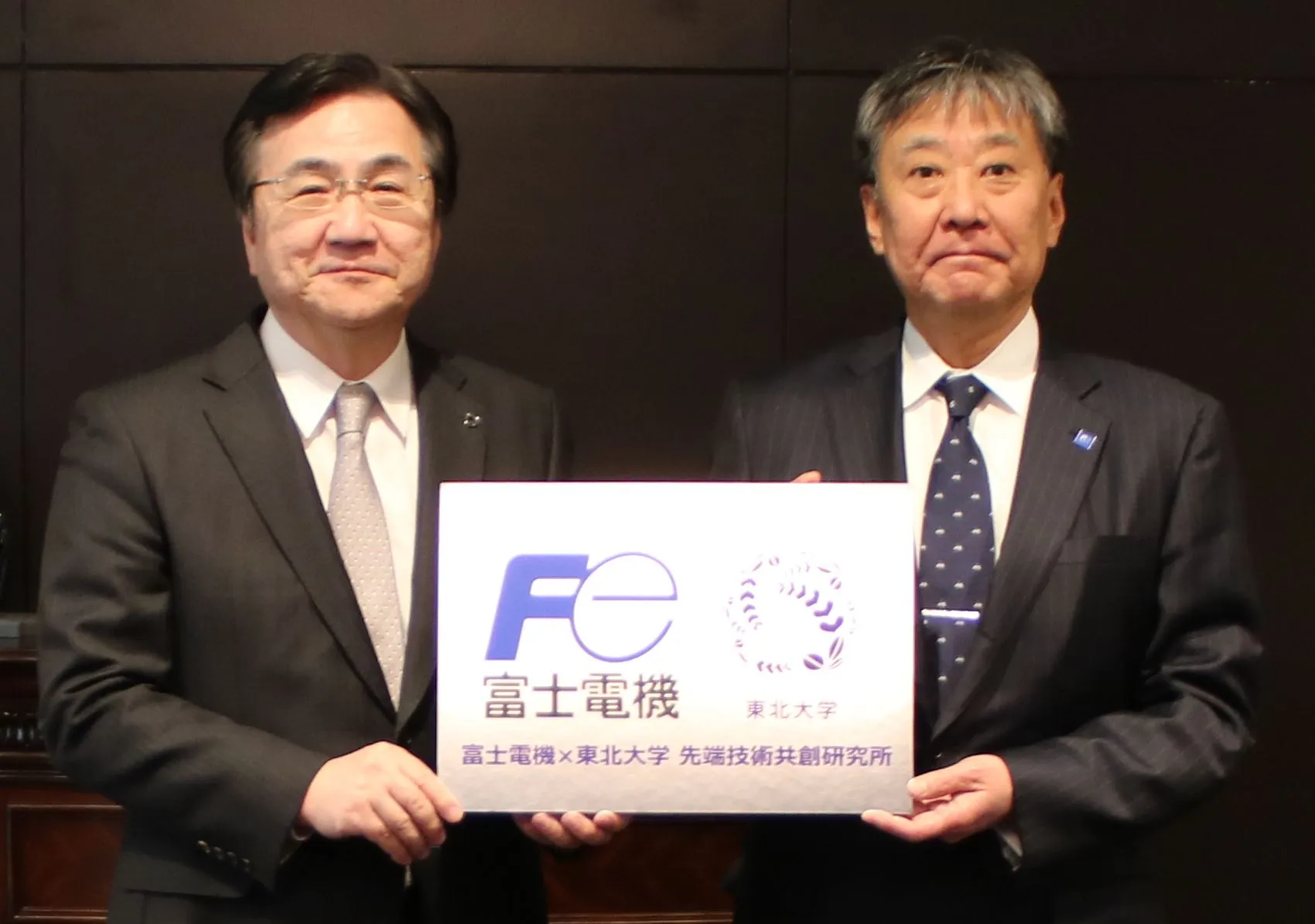 Tohoku University President Tominaga and President & COO Kondo (right photo)